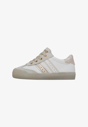 Weiße Sneaker mit einem glatten Lederoberteil, goldenen Akzenten und einem glitzernden pinken Absatz. Beigefarbene Schnürsenkel und dekorative Nähte runden das Design ab.
