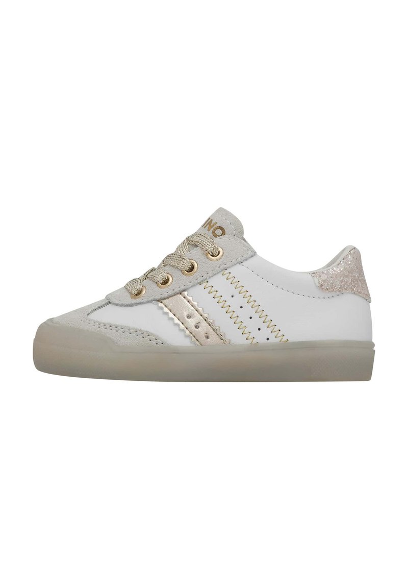 Baskets blanches avec une tige en cuir lisse, des accents dorés et un talon pailleté rose. Les lacets beige et les coutures décoratives complètent le design.