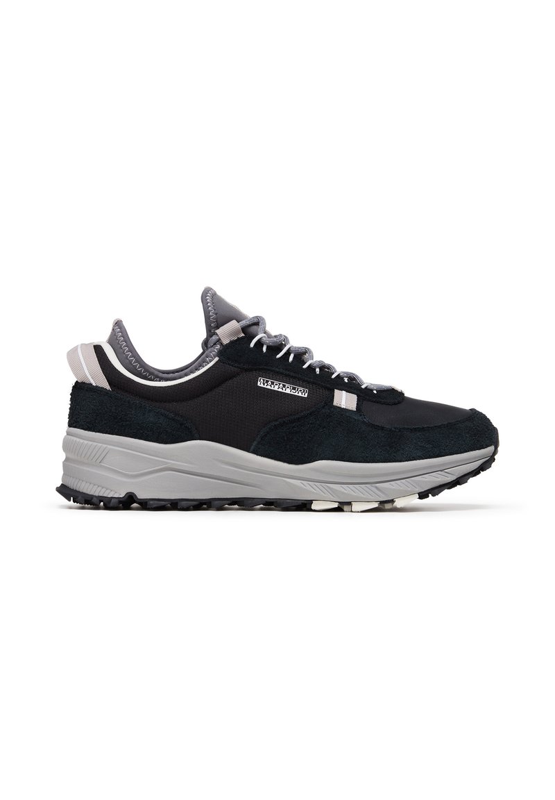 Scarpe sportive nere e grigie realizzate in suede e mesh, dotate di una suola in gomma spessa, design minimalista e cuciture tonali.