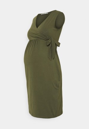 Robe de maternité vert olive, sans manches avec un design portefeuille et une ceinture latérale, en tissu doux et extensible, avec un ourlet à hauteur du genou.