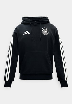 Μαύρο φούτερ με κουκούλα με λευκό λογότυπο Adidas και το έμβλημα της γερμανικής ποδοσφαιρικής ομάδας με τέσσερα αστέρια, καθώς και λευκές τρεις ρίγες στα μανίκια και στην τσέπη μπροστά.