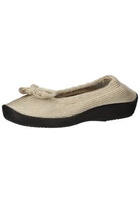 Scarpa piatta intrecciata beige con punta rotonda, tomaia testurizzata e dettaglio di fiocco decorativo. La suola è nera e leggermente sagomata.