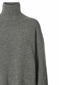 Suéter de cuello alto gris grueso hecho de tela de punto suave, con textura acanalada en el cuello y silueta de gran tamaño.