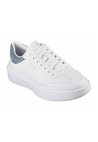 Sneaker blanche avec un dessus en cuir lisse, un accent en daim gris au talon, une languette rembourrée, des lacets ronds et une épaisse semelle en caoutchouc blanche.