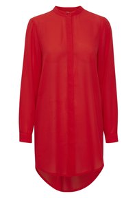 Blusa rossa a maniche lunghe realizzata in tessuto trasparente con colletto rialzato e chiusura a bottoni. Presenta un orlo curvato e una vestibilità leggermente ampia.