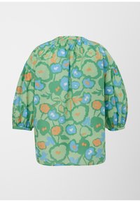 Blusa floreale con base verde, caratterizzata da grandi fiori blu e arancioni. Maniche a sbuffo e scollatura arricciata. Tessuto leggero.