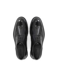 Černé kožené boty s designem wingtip, obsahující perforované detaily a hladký povrch. Obsahuje tkaničky a polstrovaný interiér.