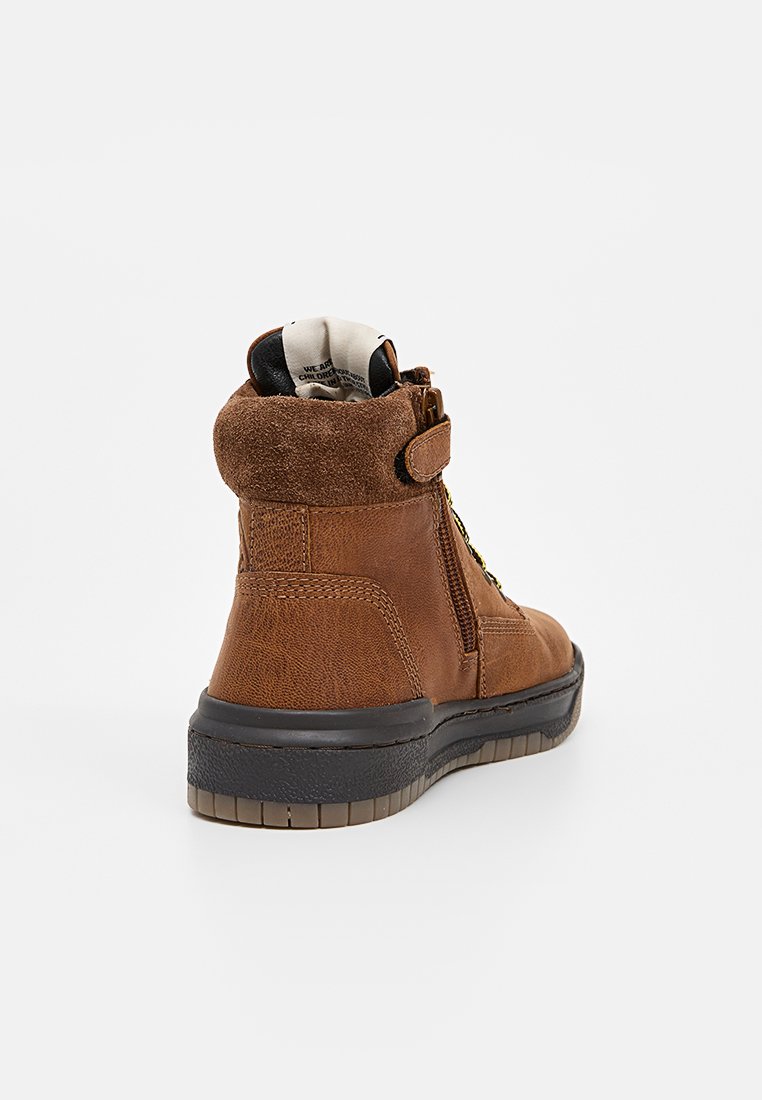 Braune halbhohe Stiefel aus Leder und Wildleder, mit einer strukturierten OberflÃ¤che, abgerundeter Spitze, schwarzen SchnÃ¼rsenkeln und einem Reissverschluss an der Seite.