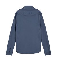 Camicia da uomo a maniche lunghe di colore blu tenue con colletto, polsini con bottone e schiena liscia, esposta su uno sfondo bianco.