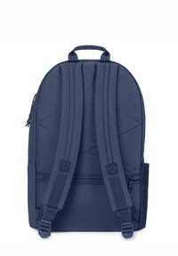 Marineblauer Rucksack aus strapazierfähigem Material, mit gepolsterten Schultergurten, einem oberen Griff und einer seitlichen Netztasche für Wasserflaschen.