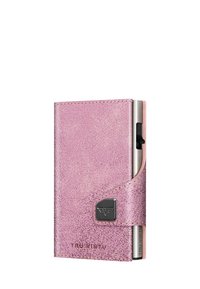 Portafoglio in pelle rosa compatto con finitura testurizzata, dettaglio in metallo con logo e un pannello argentato. Dotato di una chiusura sicura e un design elegante.