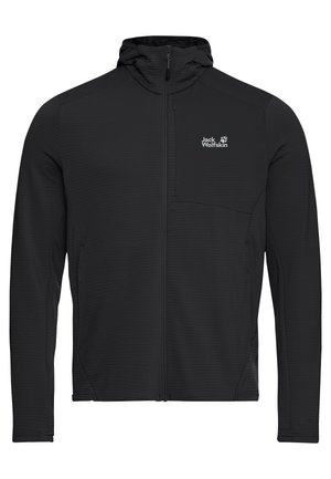 Zwarte jas met een voorrits en een capuchon. Heeft een gestructureerde stof met een horizontaal gestreept patroon en een klein logo op de borst.