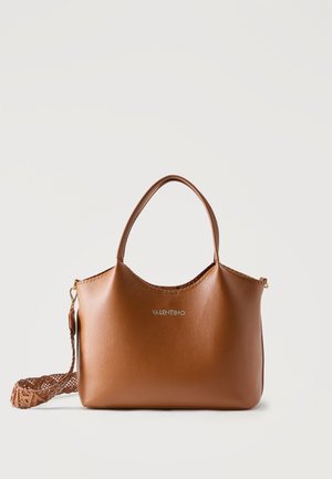 Sac à main en cuir marron de Valentino avec deux anses et une bandoulière tissée amovible, présenté sur un fond blanc uni.