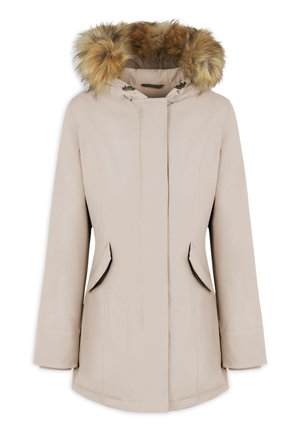 Manteau d'hiver beige clair avec une capuche doublée de fourrure, des poches latérales et une fermeture éclair. Il présente un tissu lisse et texturé ainsi qu'une coupe ajustée.