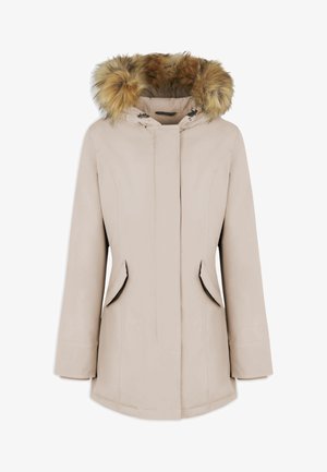 Manteau d'hiver beige clair avec une capuche doublée de fourrure, des poches latérales et une fermeture éclair. Il présente un tissu lisse et texturé ainsi qu'une coupe ajustée.
