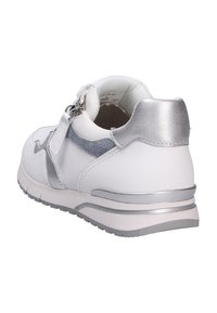 Witte sneaker met zilveren accenten, mesh en leren materialen, gladde textuur en een stevige zool. Voorzien van een rits aan de achterkant.