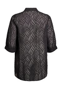 Čierna priesvitná blúzka s vlnitými textúrovanými vzormi, krátkymi nafúknutými rukávmi a skladaným golierom, zobrazená zozadu na bielom pozadí.