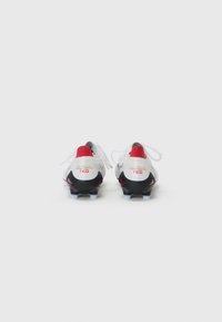 Witte voetbalschoenen met rode accenten, zwarte zool en zwarte hak. Voorzien van veters en "MORELIA NEO" branding op de achterkant.
