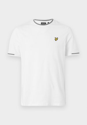 T-shirt branca de algodão com decote redondo, apresentando detalhes em cinza listrado nas mangas e um pequeno logótipo bordado amarelo no peito.