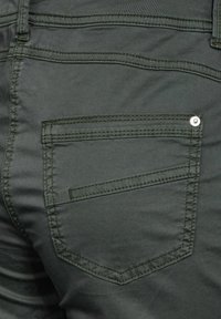 Pantalones de mezcla de algodón de color verde oscuro con un bolsillo trasero de costura simple y un acento de botón metálico, que exhiben una textura suave y mate.