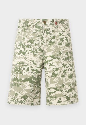 Pánske šortky so vzorom maskáčov v digitálnom zelenom a béžovom pixelovom dizajne, so zapínaním na gombíky vpredu, pútkami na opasok a bočnými vreckami.