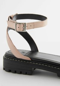 Next FOREVER COMFORT CLEATED REGULAR WIDE FIT - Sandaalit nilkkaremmillä - pink