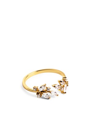 Anello d'oro con una fascia sottile, caratterizzato da accenti a grappolo floreale di gemme trasparenti in forme marquise e rotonde, che mostrano dettagli intricati.