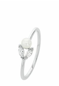 Anello d'argento con una perla bianca centrale e due gemme trasparenti a taglio marquise. La fascia è sottile e lucida, esaltando il suo design elegante.