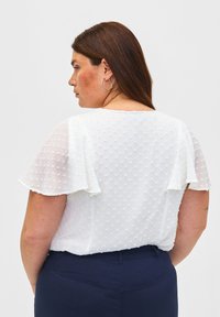 Zizzi MIT GEPUNKTETER STRUKTUR UND KURZEN ÄRMELN - Blūze - bright white
