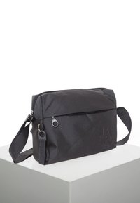 Borsa a tracolla nera realizzata in tessuto testurizzato, con chiusura superiore a zip, tracolla regolabile e logo impresso sul davanti.