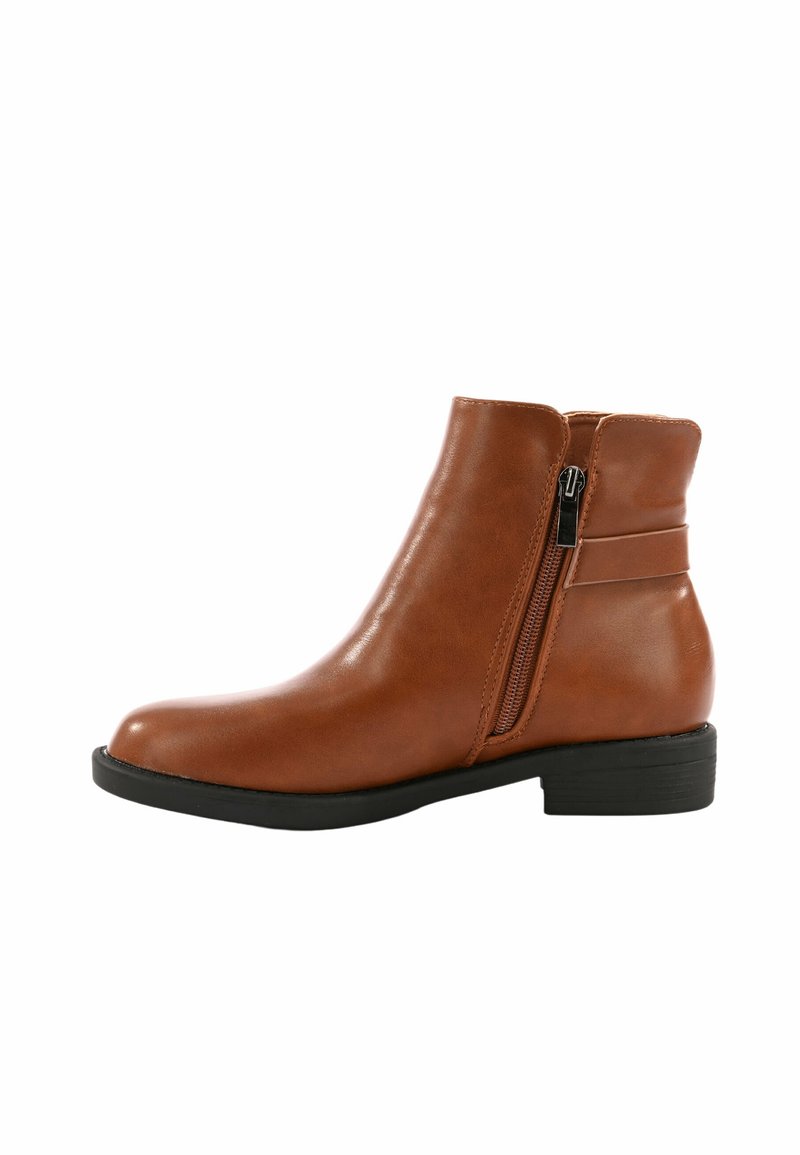 Stivale alla caviglia in pelle marrone con chiusura a zip laterale, punta tonda, tacco basso impilato e texture liscia. Presenta un accento decorativo con una fascia.