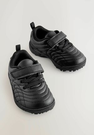 Sorte sporty sko lavet af tekstureret syntetisk materiale, med en velcrorem, snørebånd og gummisåler med godt greb.
