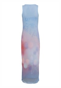 Ärmelloses Kleid in Hellblau mit einem Farbverlauf von Blau zu Pfirsich, versehen mit floralen Mustern und einem Schriftzug. Leicht und figurbetont.