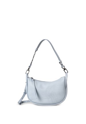 Lichtblauwe leren schoudertas met gebogen vorm, ritssluiting, afneembare ketting- en lederen schouderriem, en subtiele merkopdruk.