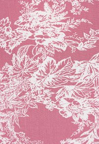 Material roz cu un model floral alb, prezentând diverse frunze și flori, evidențiind o textură fină și un design botanic detaliat.