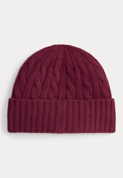 Berretto in maglia bordeaux con una texture a treccia nella parte superiore e un polsino a costine. Realizzato in filo morbido, ha una forma arrotondata e aderente.