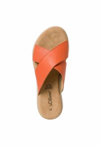 Sandale à brides croisées orange avec un footbed en daim doux et une semelle en caoutchouc blanche. Présente un dessus en cuir lisse et une semelle intérieure avec logo.