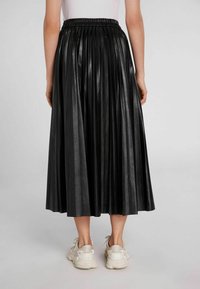 Zwarte geplooide midi-rok met een elastische tailleband en een gladde faux leren textuur, met precieze verticale plooien en een elegante silhouet.