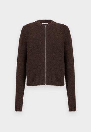 Tumepruun pehmea kudumiga tõmblukuga kardigan, pikad varrukad ja ribakujundusega kummid ja hem, esitatud lihtsal heleda taustal.