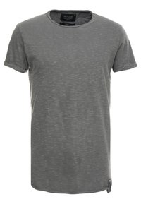 Grå kortærmet t-shirt lavet af blødt, tekstureret stof. Har en rund halsudskæring og et diskret meleret mønster, med et mærketag på siden.