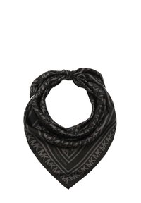 Bufanda de seda negra con un patrón de logotipos repetido, diseñada en forma triangular con una textura suave y un ligero brillo.