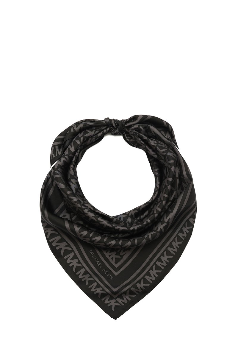 Bufanda de seda negra con un patrón de logotipos repetido, diseñada en forma triangular con una textura suave y un ligero brillo.