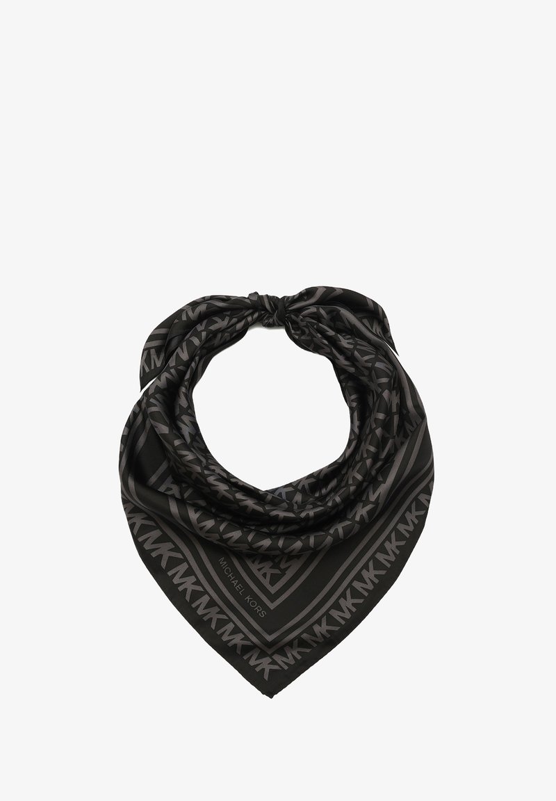 Bufanda de seda negra con un patrón de logotipos repetido, diseñada en forma triangular con una textura suave y un ligero brillo.
