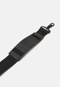 Guess CORE - Kovček na kolesih - jet black