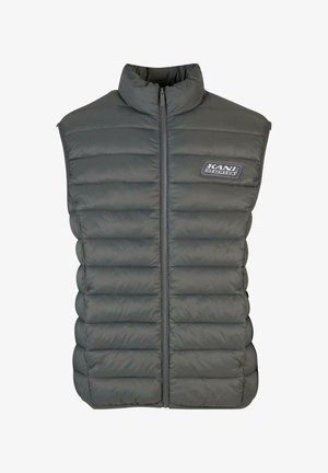 Grå isolerad väst med hög krage, har ett horisontellt quiltat mönster, framknäppning med dragkedja och en liten logotyp på bröstet.