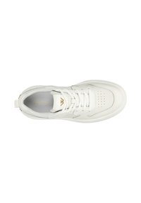 Scarpa sportiva bianca con lacci, punta perforata, tomaia in pelle texturizzata, accentuazione dorata sulla linguetta e suola in gomma piatta.