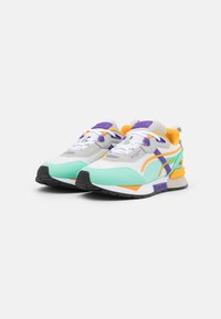 Scarpe sportive con tomaia bianca, dettagli verde menta, accenti viola e arancione, suola nera testurizzata e lacci a contrasto.