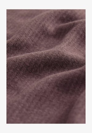 Fialová tkanina s měkkým, texturovaným povrchem, obsahující jemný melírovaný vzor a jemný splývavý charakter.