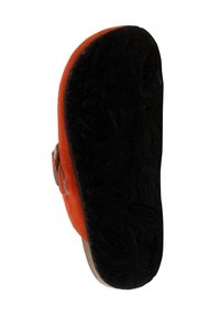 Parte superior del zapato de color naranja brillante con una suela de goma negra texturizada. La suela presenta un diseño de agarre con patrón. Correa de velcro en el lateral.