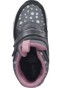 Sneaker grigio con pois bianchi, materiale sintetico, strap in velcro, dettagli rosa, collarino imbottito e suola testurizzata. Presenta un design traspirante.